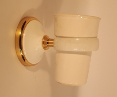 Ceramiczny kubek z uchwytem na ścianę złoty ceramika biała Ikar