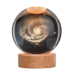 Podświetlana kryształowa kula dekoracyjna na podstawie drewnianej Droga Mleczna – LED – USB