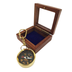 Brelok mosiężny - kompas w pudełku drewnianym ze szklanym topem - KR30
