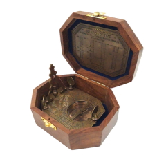 Kompas z zegarem słonecznym w ośmiokątnym pudełku drewnianym - CSDF337
