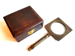 Brass folding magnifying glass in a wooden box - MAG-0506 -14x12x5cm