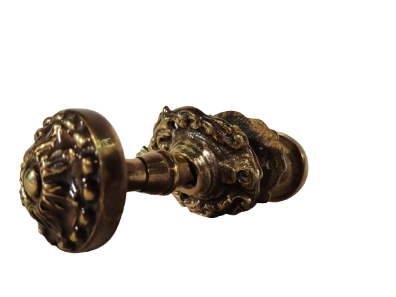 Swivel brass knob, richly decorated with patina, short plate